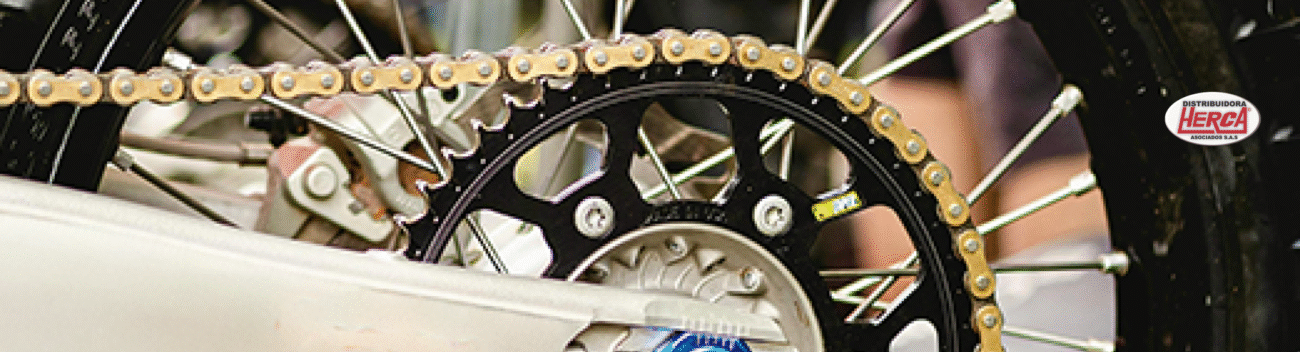 ¿Cómo hacer mantenimiento a la cadena de tu moto? Limpieza, tensión y cambio - Distribuidora Herca s.a.s