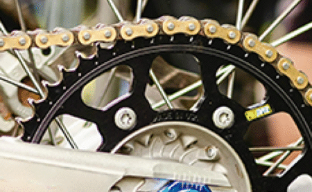 ¿Cómo hacer mantenimiento a la cadena de tu moto? Limpieza, tensión y cambio - Distribuidora Herca s.a.s